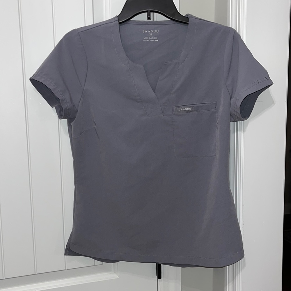 EUC Jaanuu grey scrub top size XS
